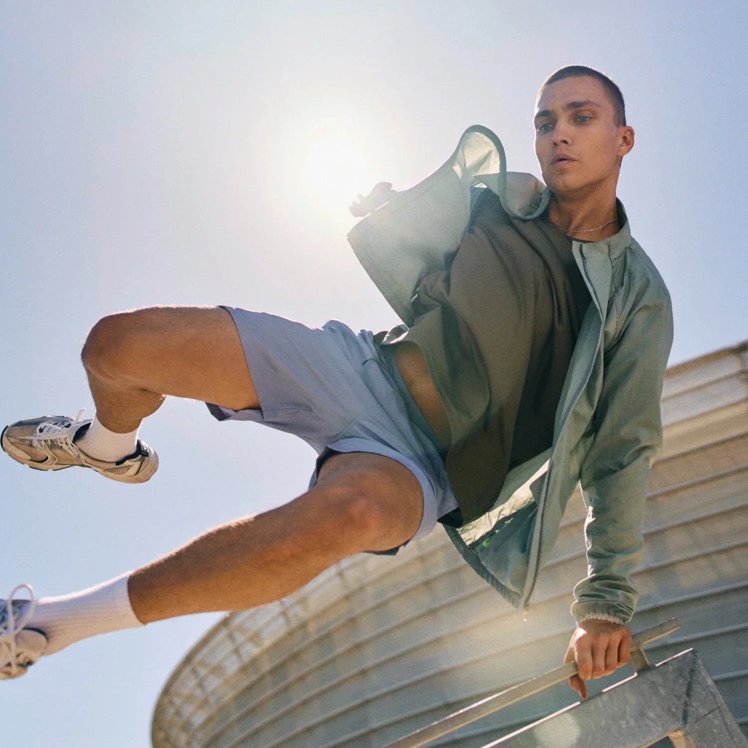 Mann macht Sport im Sommer